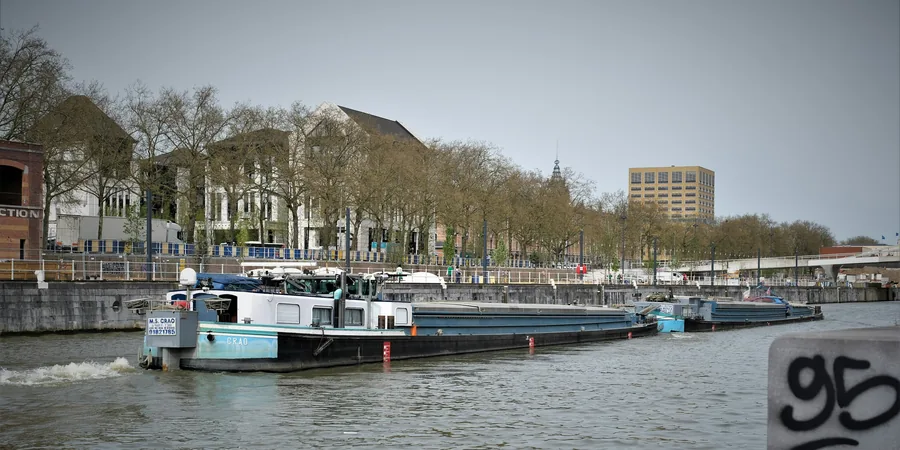 Péniche sur le canal de Bruxelles