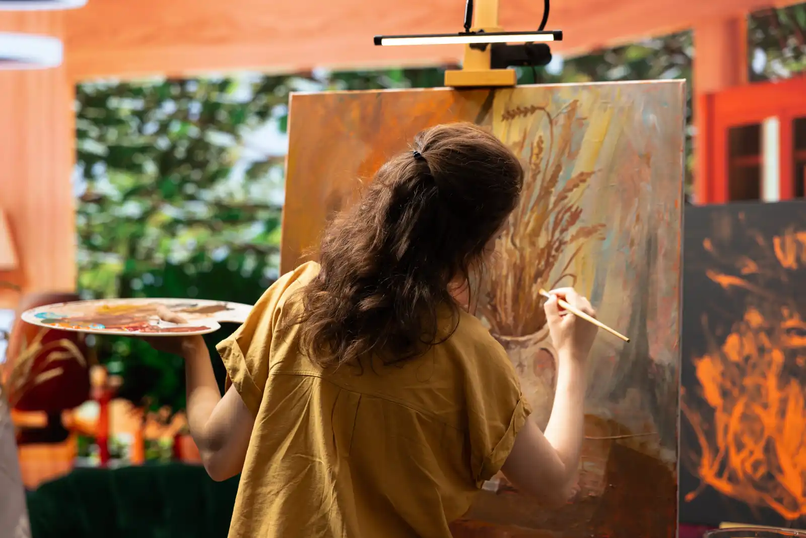 l'artiste fait un coup de pinceau