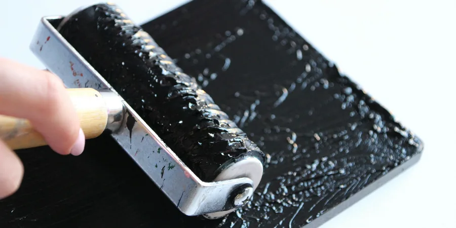Encrage d’une estampe Encrage au rouleau d’une plaque d’impression