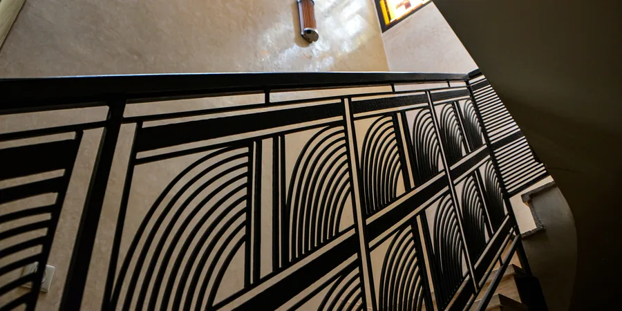 Intérieur Art déco Escalier Art déco avec rampe géométrique