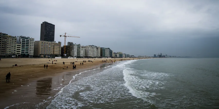 La mer du Nord à Ostende La mer du Nord agitée sous un ciel couvert, avec la digue d’Ostende à l’horizon