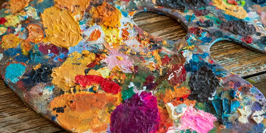 Palette en bois couverte de peinture à l’huile épaisse