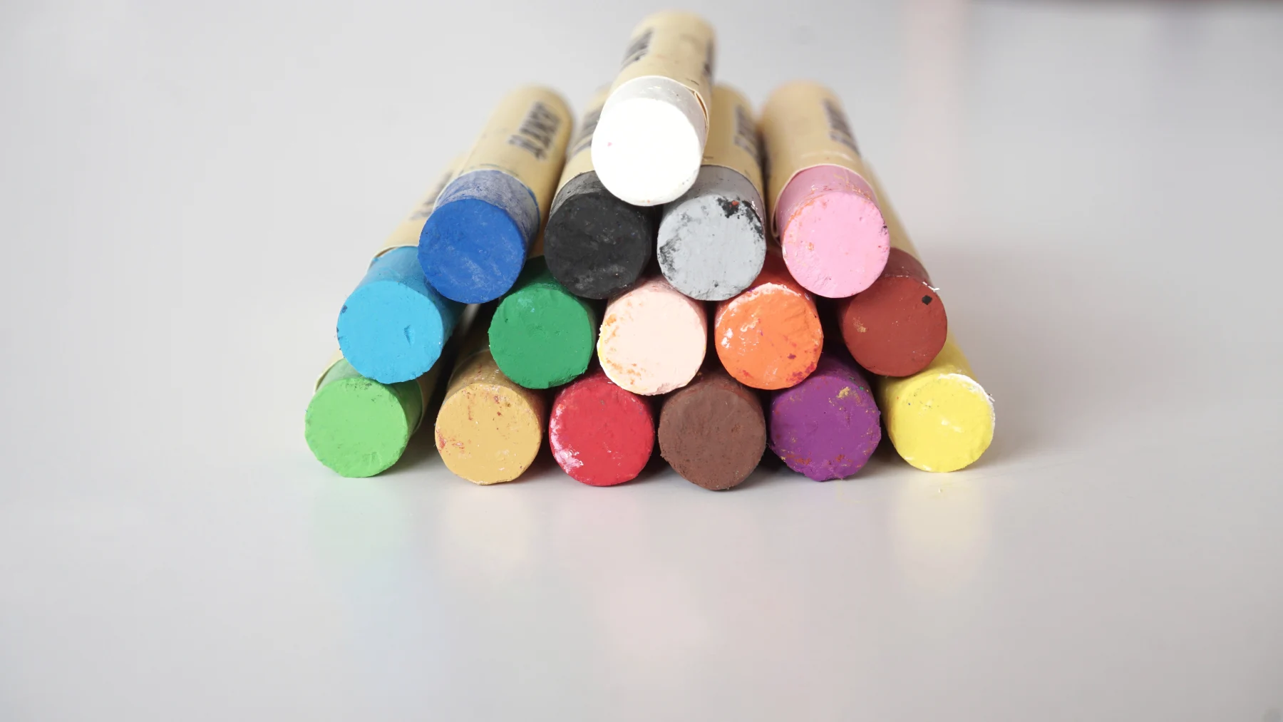 Les bâtons de peinture à l’huile sont des sticks cylindriques 