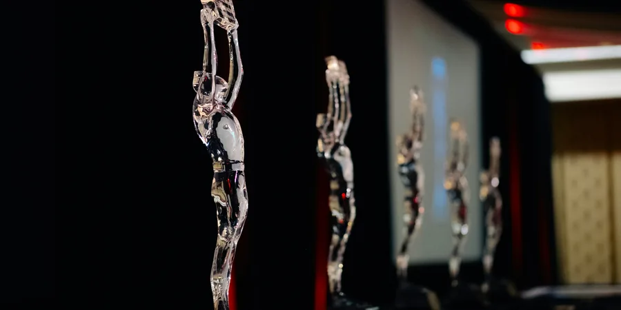 Statuettes de récompense en verre alignées sur une scène