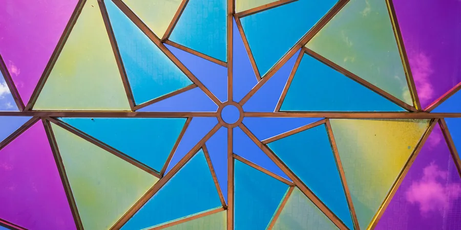 Panneaux de verre coloré en étoile vus à contre-jour